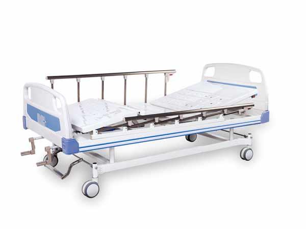 C2双摇护理床床板采用冷轧钢板一次性冲压成型，具有良好的防滑和透气性