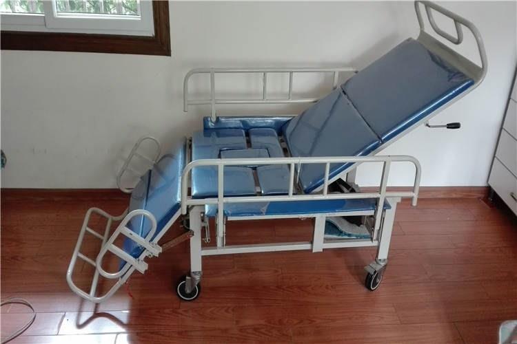 多功能手摇医用护理床按摇杆的数量而定，一般可分为豪华多功能三摇护理床、二摇三折床及单摇床
